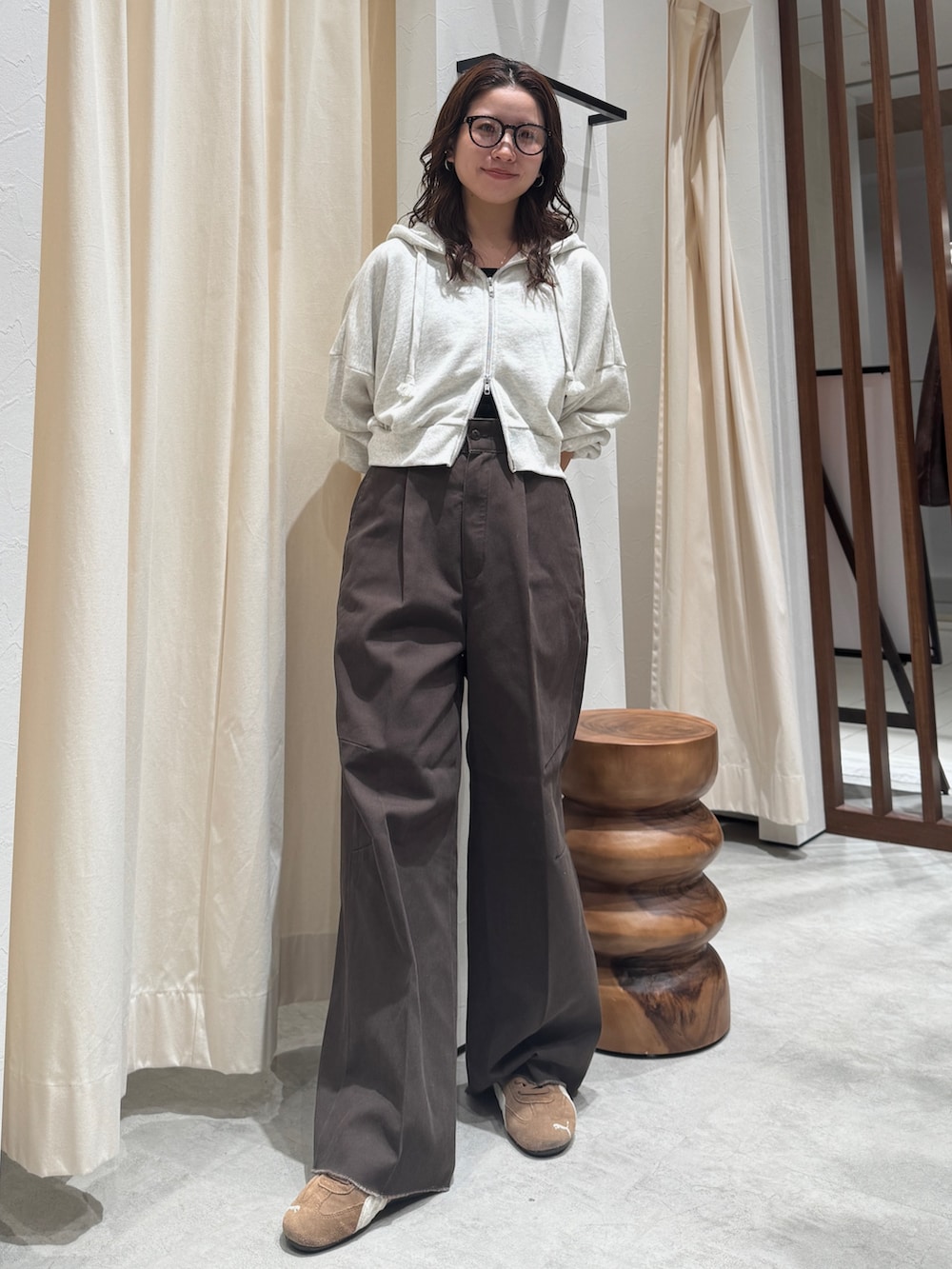 ブラウン系のその他パンツ、ホワイト系のパーカー、ブラウン系のメガネを着用したレディースの秋コーディネートの2枚目の写真