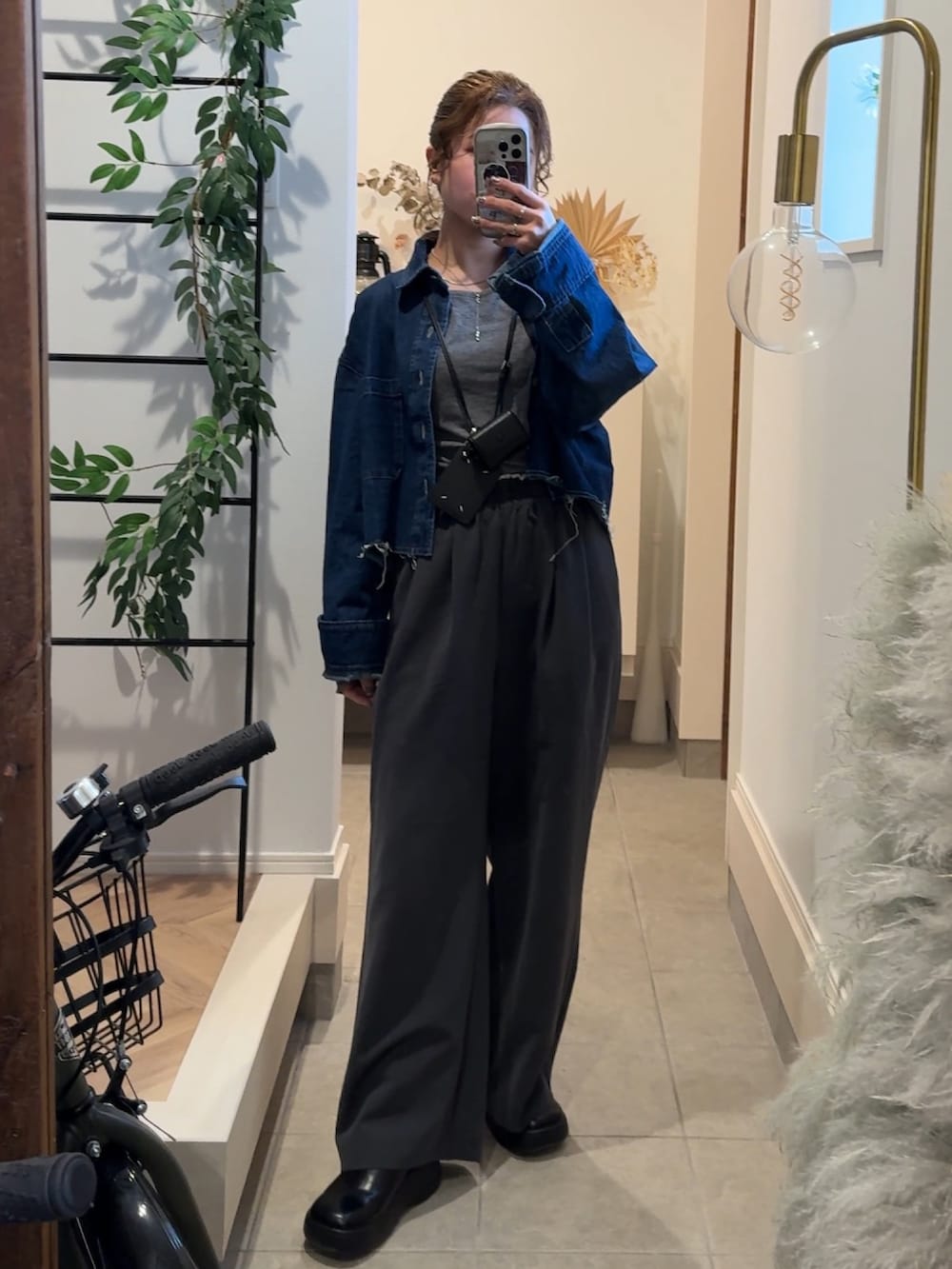 グレー系のその他パンツ、ブルー系のシャツ/ブラウスを着用したレディースの冬コーディネートの2枚目の写真