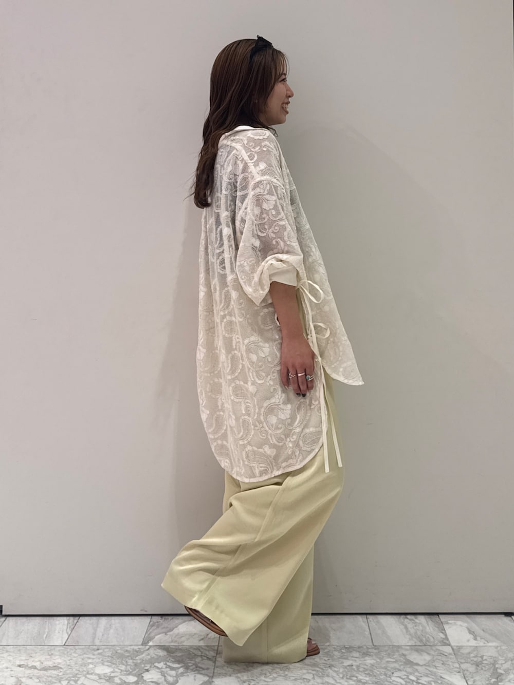 イエロー系のその他パンツ、ホワイト系のシャツ/ブラウス、グレー系のタンクトップを着用したレディースの夏コーディネートの3枚目の写真
