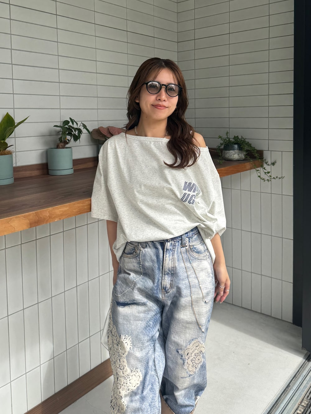 グレー系のTシャツ/カットソー、ブルー系のデニムパンツ、ベージュ系のブーツを着用したレディースの春コーディネートの8枚目の写真