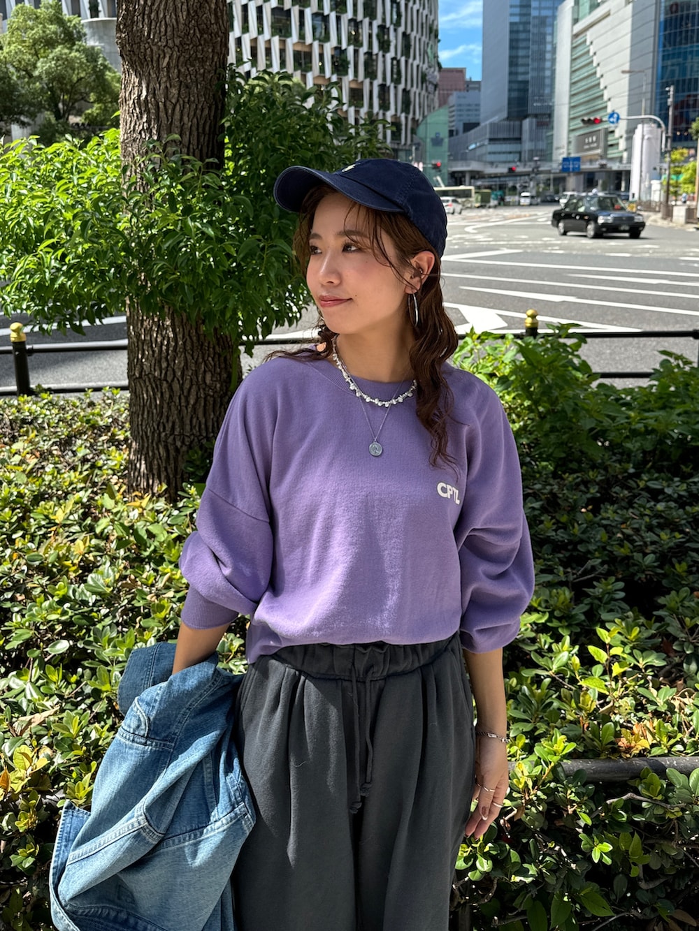 グレー系のスウェットパンツ、ブルー系のデニムジャケット、パープル系のスウェットを着用したレディースの秋コーディネートの8枚目の写真