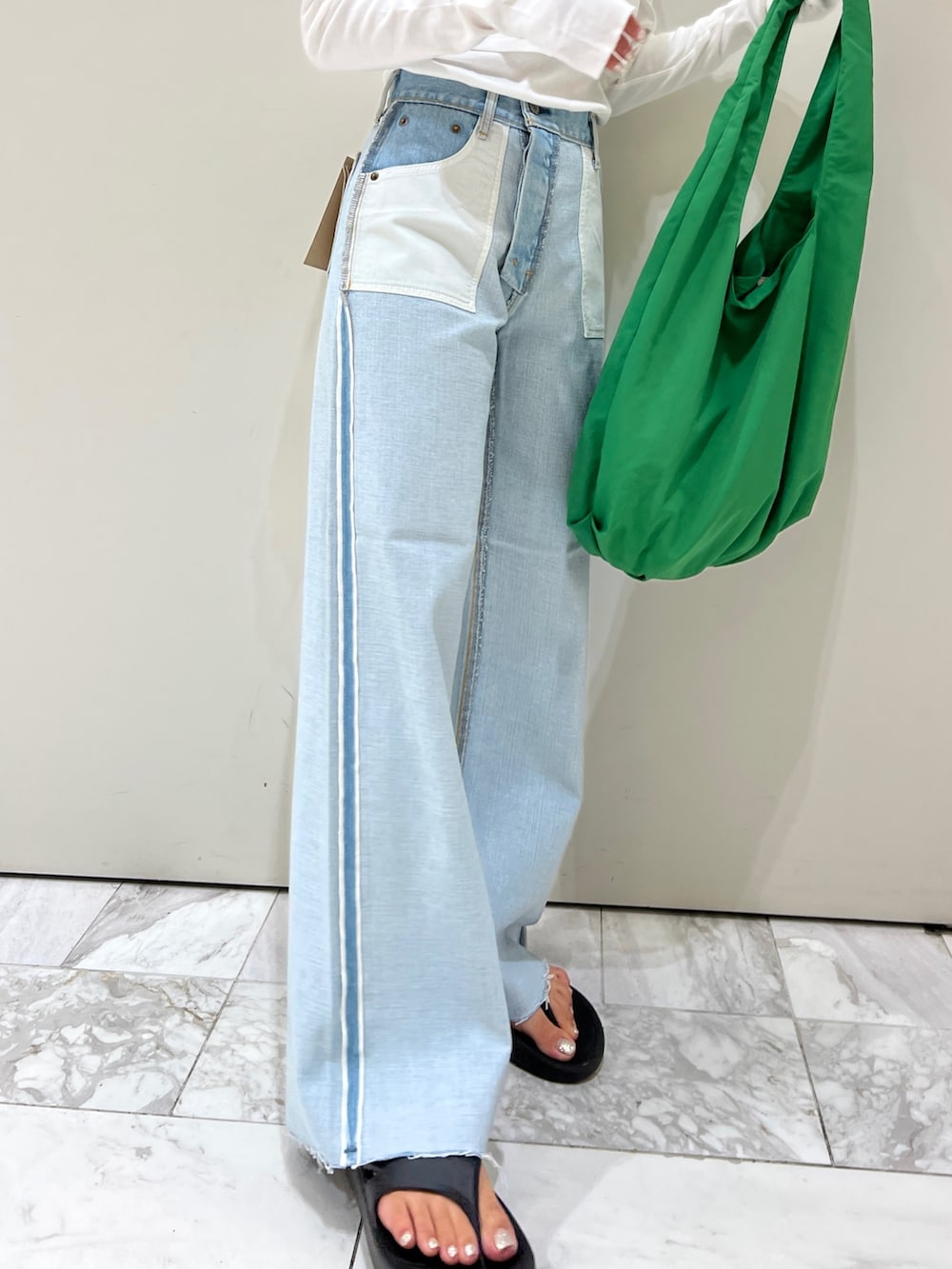 ブルー系のデニムパンツ、ホワイト系のTシャツ/カットソーを着用したレディースの夏コーディネートの7枚目の写真