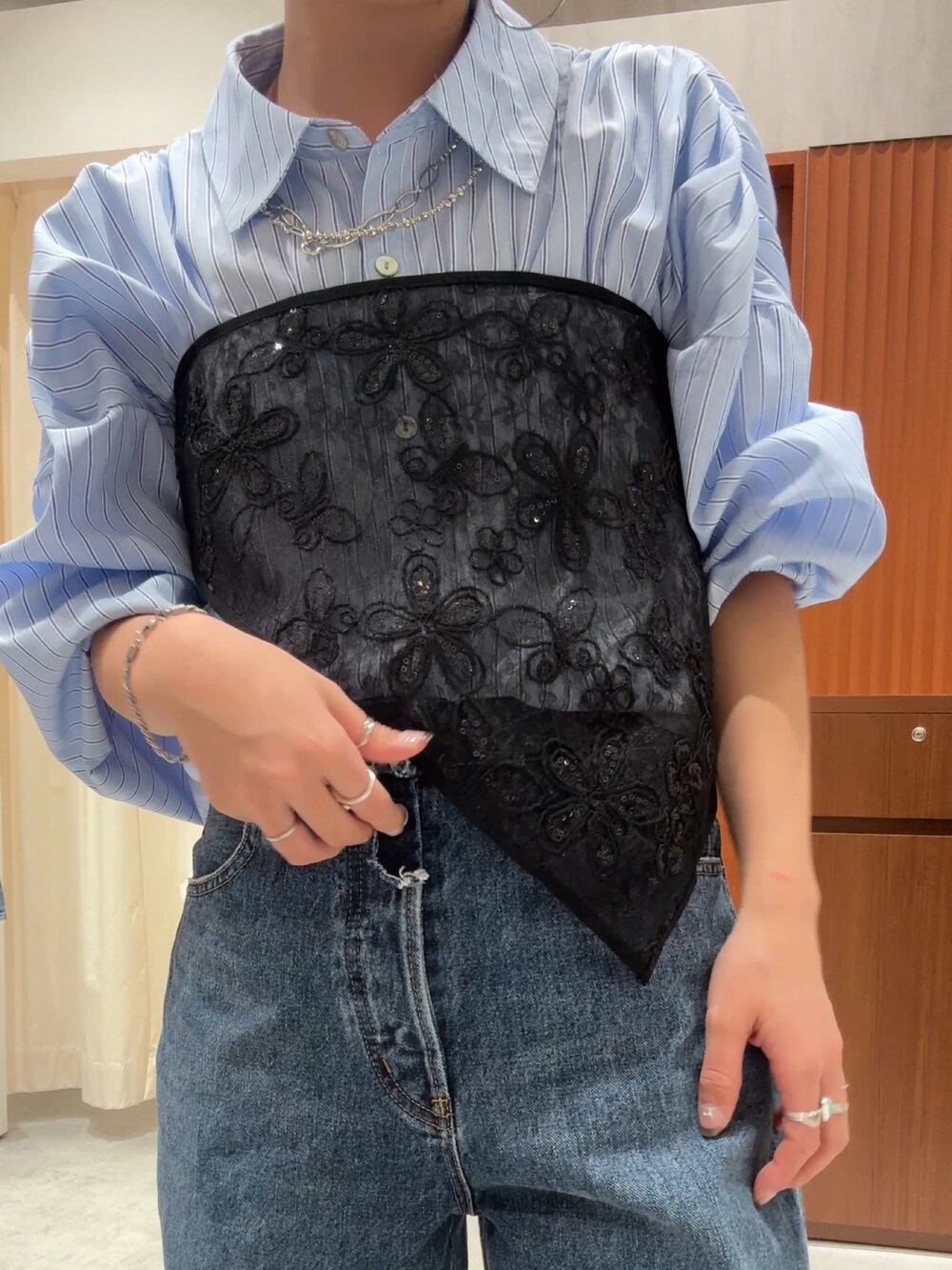 ブルー系のデニムパンツ、ブルー系のシャツ/ブラウス、ブラック系のローファーを着用したレディースの春コーディネートの10枚目の写真