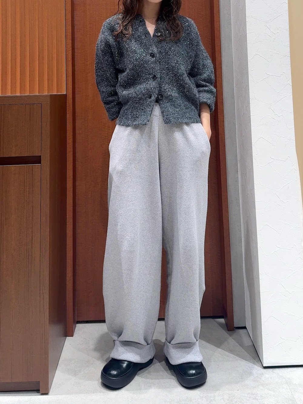 グレー系のその他パンツ、グレー系のカーディガン/ボレロを着用したレディースの冬コーディネートの5枚目の写真