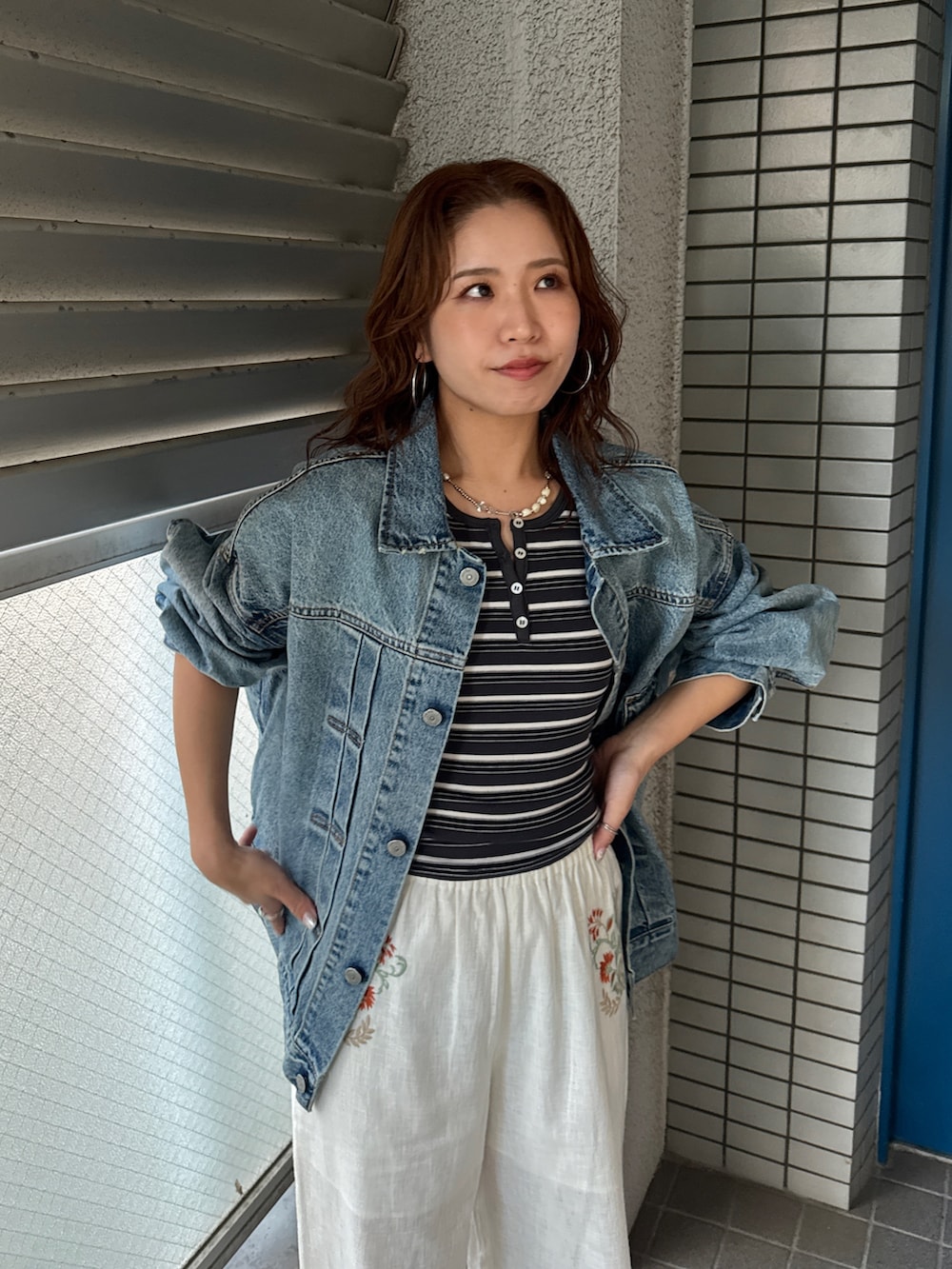 ブルー系のデニムジャケット、ホワイト系のその他パンツ、グレー系のTシャツ/カットソーを着用したレディースの冬コーディネートの7枚目の写真