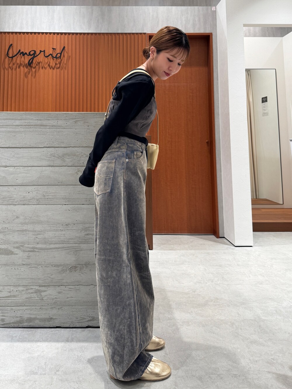 ベージュ系のデニムパンツ、ブラック系のTシャツ/カットソー、グレー系のキャミソールを着用したレディースの夏コーディネートの5枚目の写真