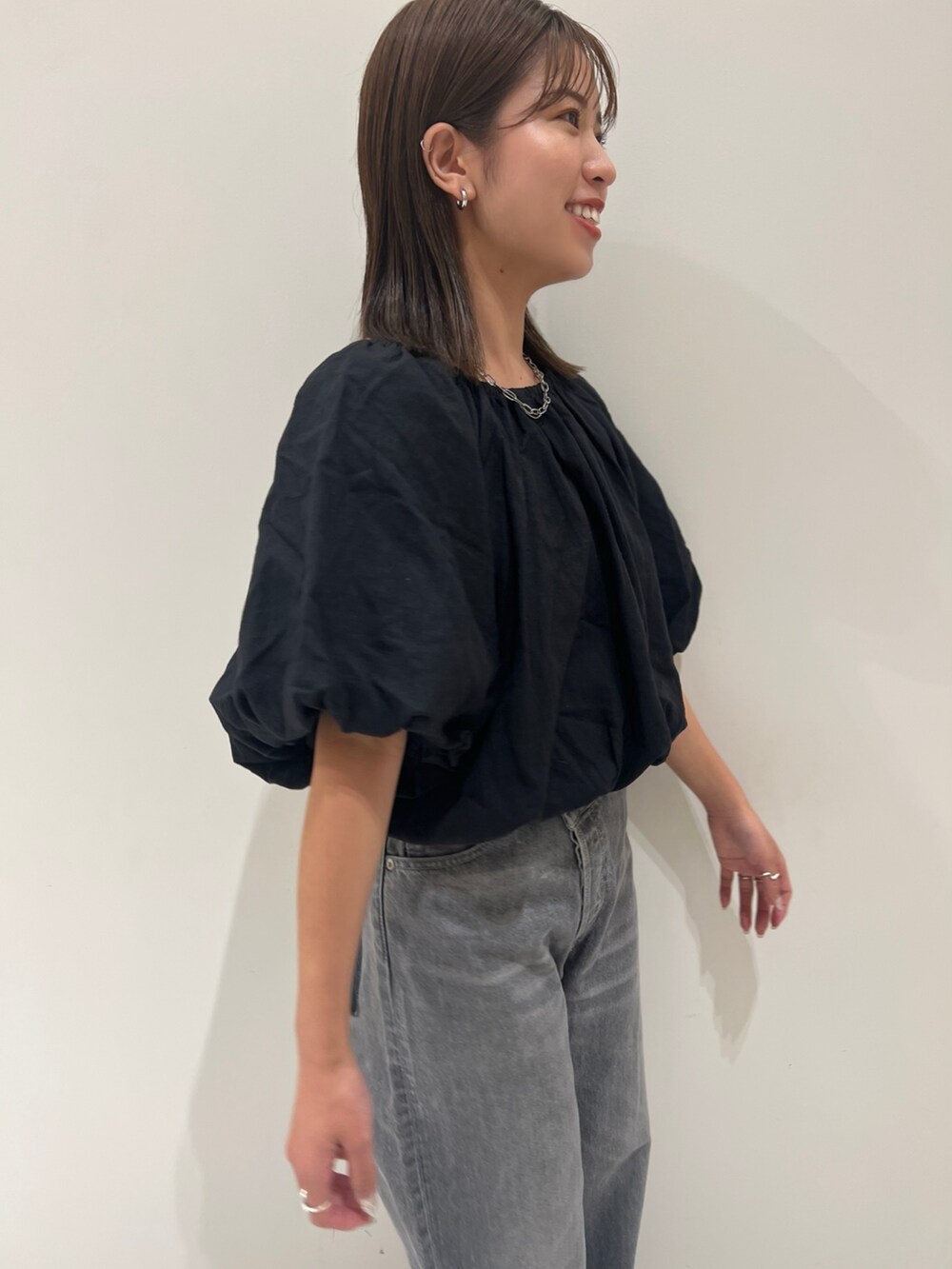 シルバー系のパンプス、ブラック系のデニムパンツ、ブラック系のシャツ/ブラウスを着用したレディースの夏コーディネートの6枚目の写真