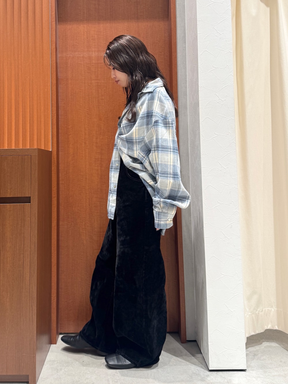 ブルー系のシャツ/ブラウス、ブラック系のデニムパンツ、ホワイト系のシャツ/ブラウスを着用したレディースの秋コーディネートの4枚目の写真