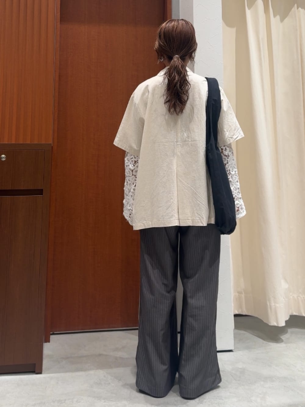 ホワイト系のシャツ/ブラウス、ホワイト系のシャツ/ブラウス、グレー系のその他パンツを着用したレディースの春コーディネートの7枚目の写真