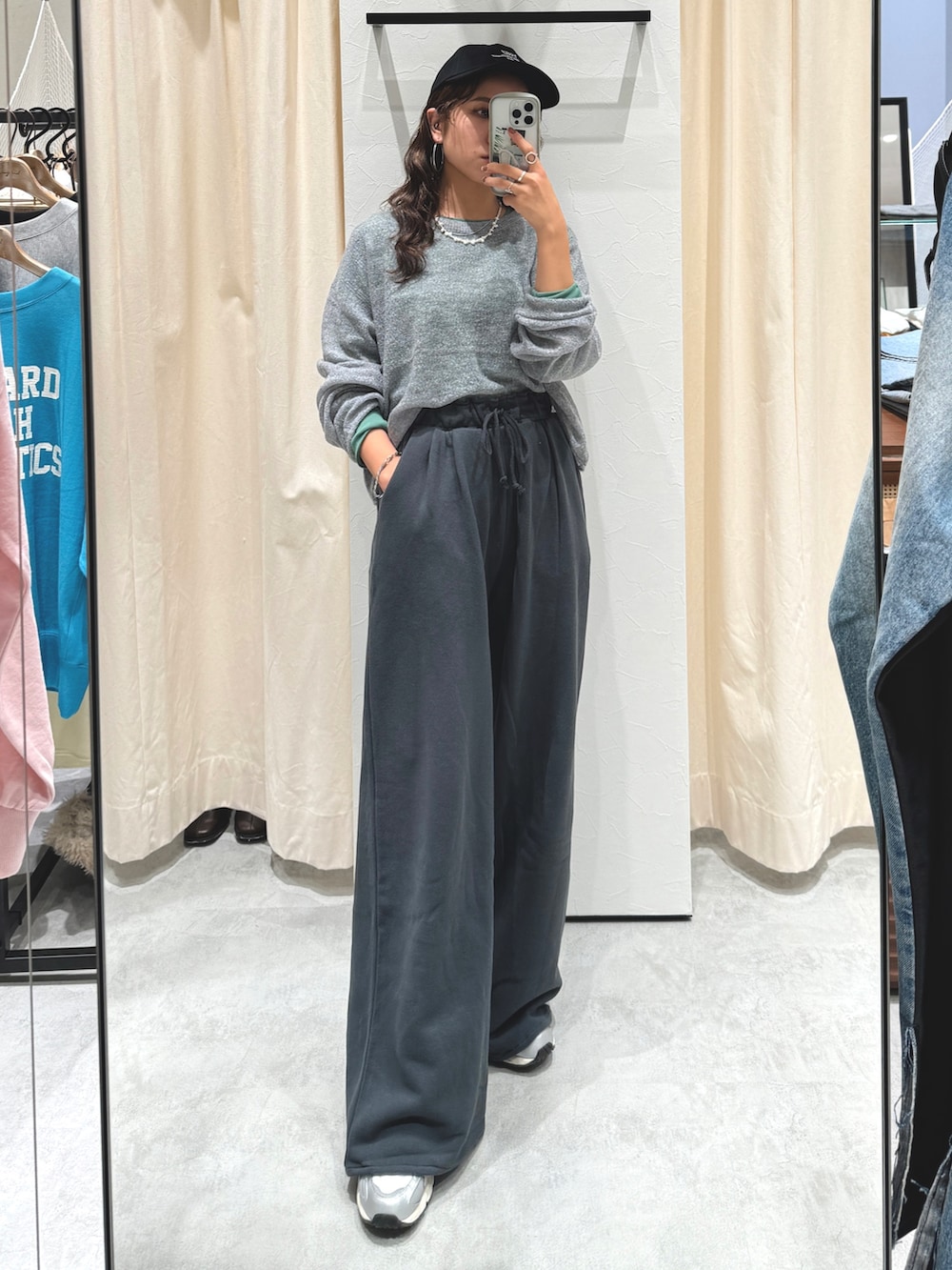 グレー系のニット/セーター、グリーン系のTシャツ/カットソー、グレー系のスウェットパンツを着用したレディースの秋コーディネートの9枚目の写真