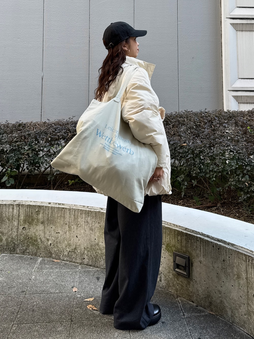 ホワイト系のニット/セーター、グレー系のその他パンツ、ホワイト系のブルゾンを着用したレディースの冬コーディネートの4枚目の写真