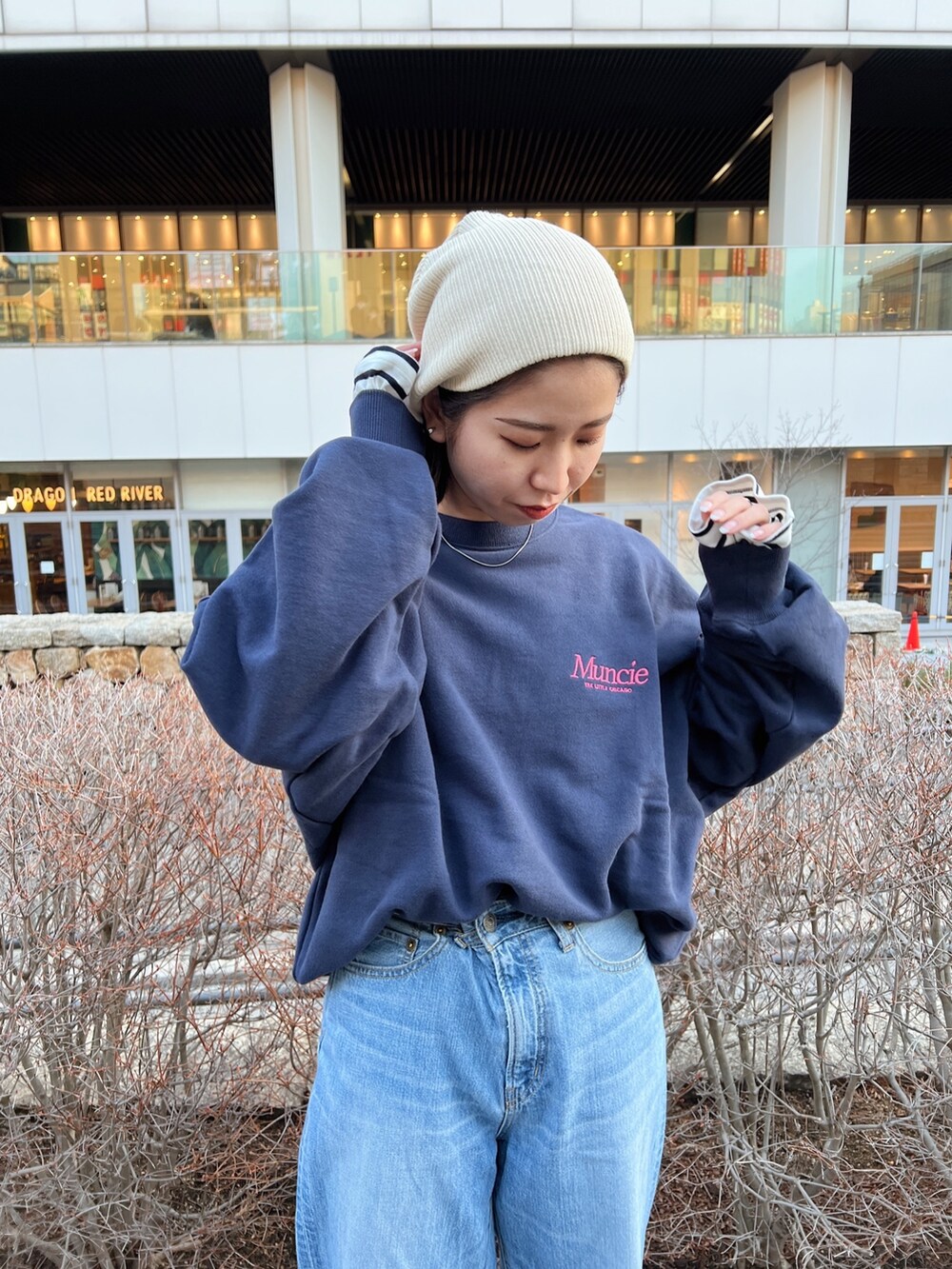 ブルー系のデニムパンツ、ブルー系のスウェット、ブルー系のTシャツ/カットソーを着用したレディースの冬コーディネートの7枚目の写真