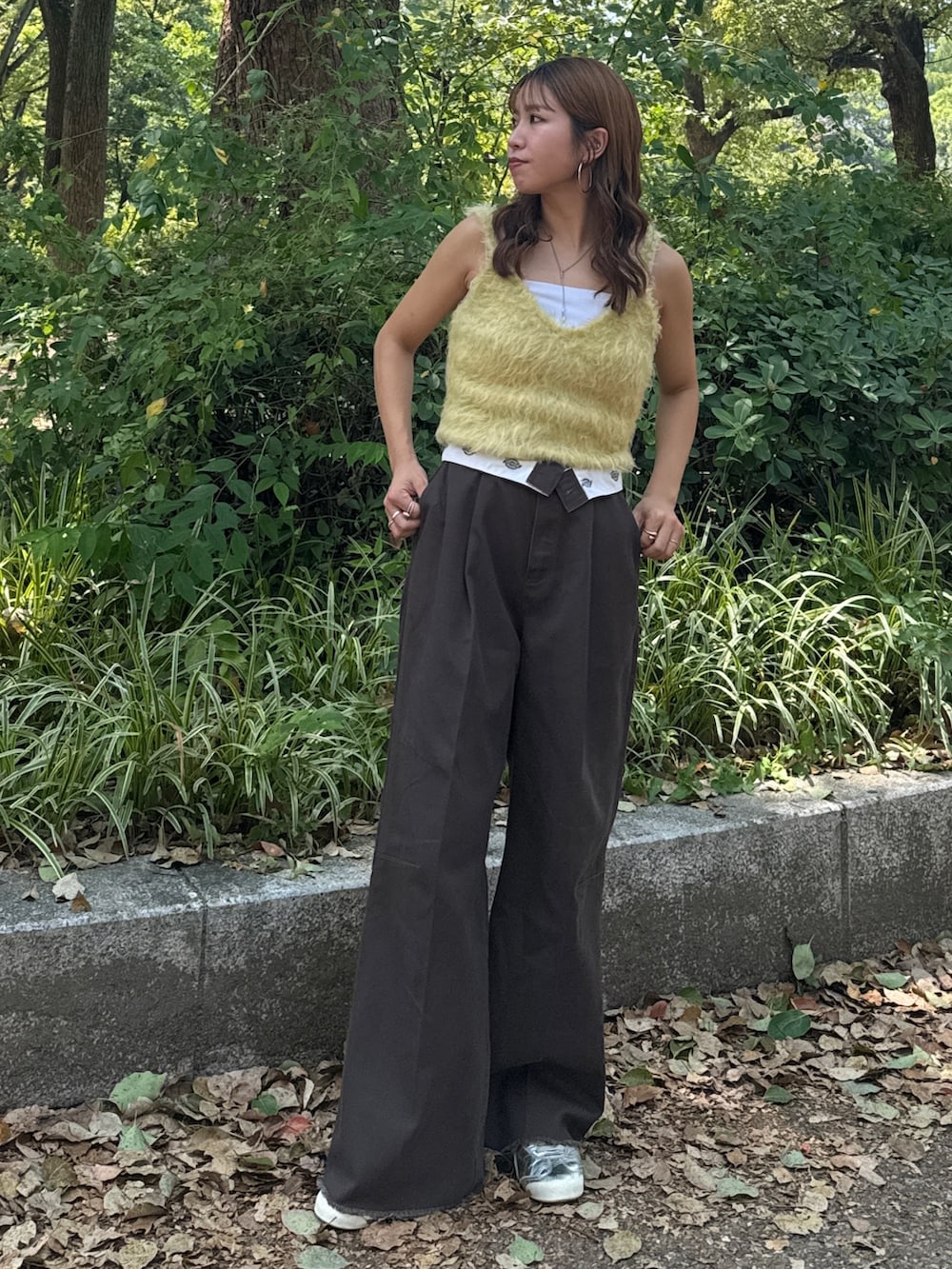 イエロー系のカーディガン/ボレロ、ブラウン系のその他パンツを着用したレディースの秋コーディネートの2枚目の写真