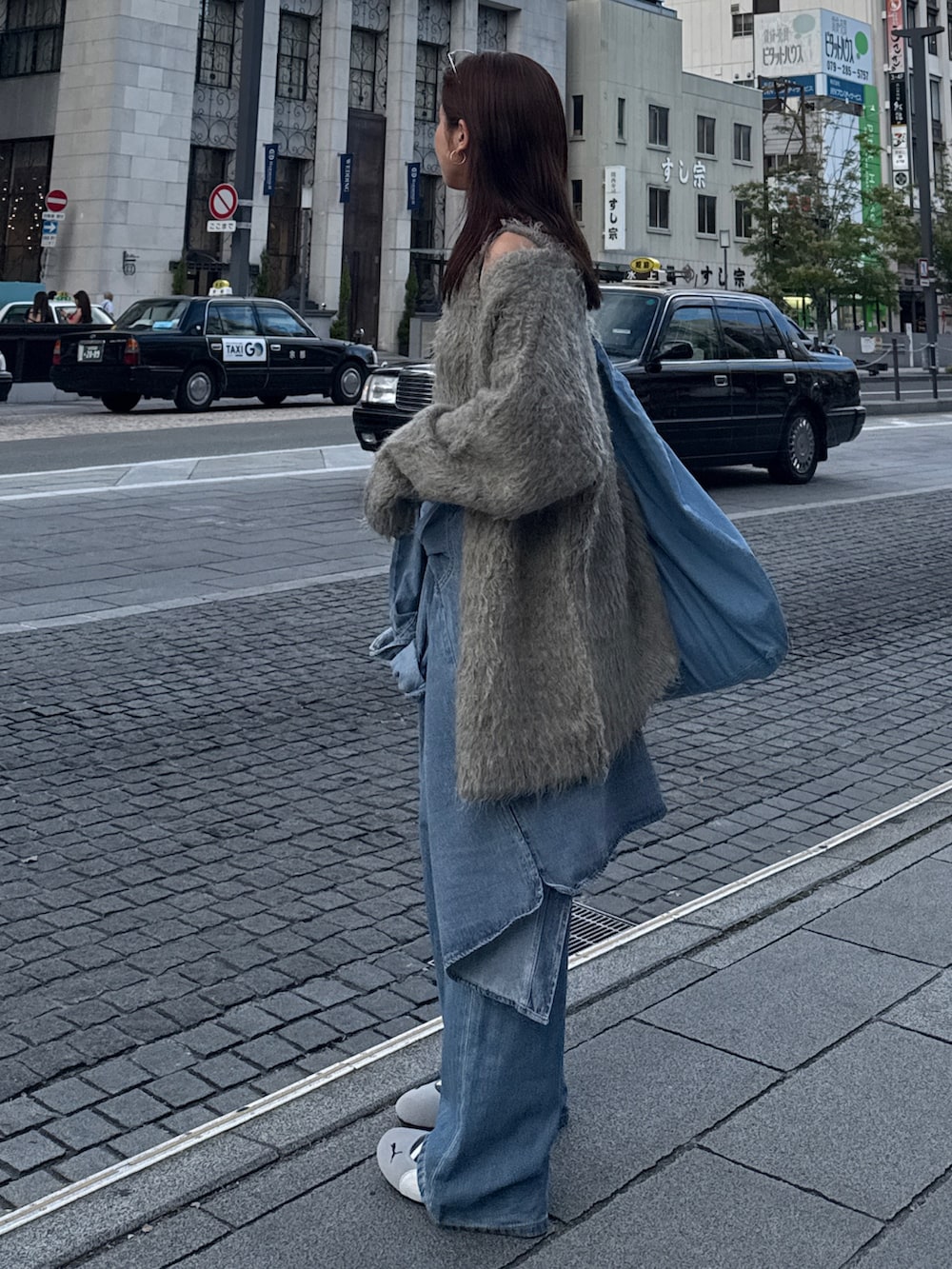 ブルー系のデニムパンツ、ブルー系のシャツ/ブラウス、グレー系のカーディガン/ボレロを着用したレディースの秋コーディネートの6枚目の写真