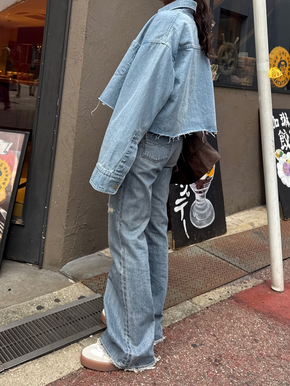 ブルー系のデニムパンツ、ブラウン系のブルゾン、ブルー系のシャツ/ブラウスを着用したレディースの冬コーディネートの7枚目の写真