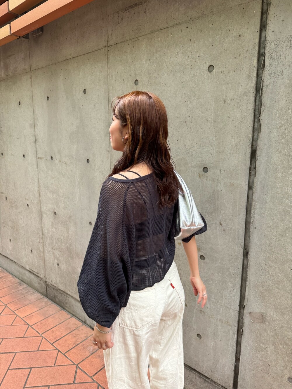 シルバー系のハンドバッグ、ホワイト系のデニムパンツ、グレー系のTシャツ/カットソーを着用したレディースの夏コーディネートの6枚目の写真