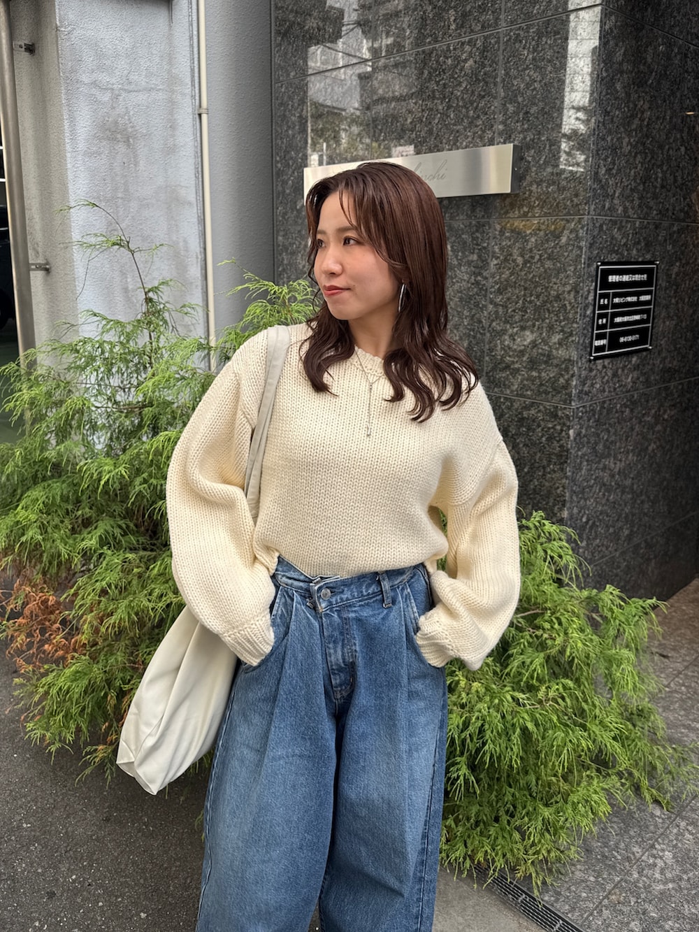 ブルー系のデニムパンツ、ホワイト系のニット/セーターを着用したレディースの秋コーディネートの10枚目の写真