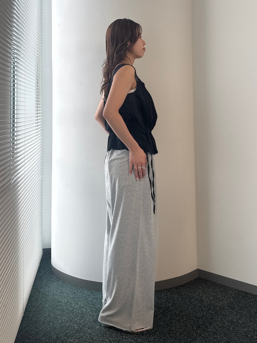 グレー系のその他パンツ、ブラック系のシャツ/ブラウスを着用したレディースの春コーディネートの3枚目の写真