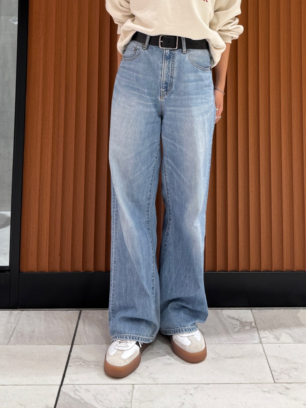 ブルー系のデニムパンツ、ホワイト系のスウェット、ホワイト系のTシャツ/カットソーを着用したレディースの冬コーディネートの5枚目の写真