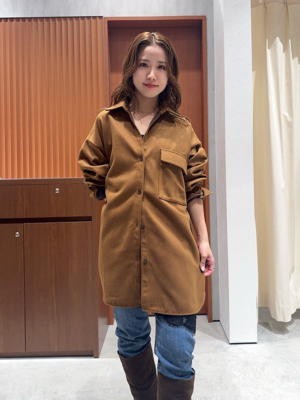 ブラック系のキャミソール、イエロー系のシャツ/ブラウス、ブルー系のデニムパンツを着用したレディースの冬コーディネートの7枚目の写真