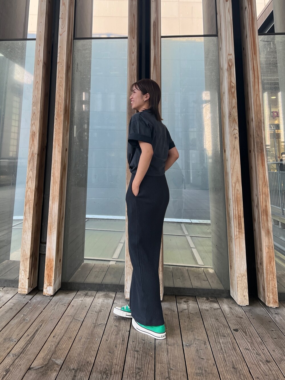 グレー系のTシャツ/カットソー、グレー系のスカート、グリーン系のスニーカーを着用したレディースの夏コーディネートの3枚目の写真