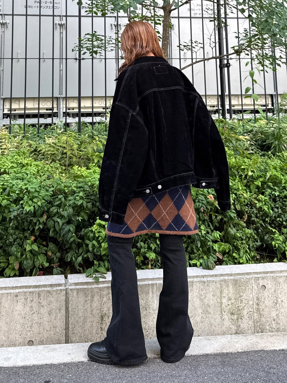 ブラウン系のニット/セーター、ブラック系のデニムジャケット、ブラック系のデニムパンツを着用したレディースの夏コーディネートの6枚目の写真