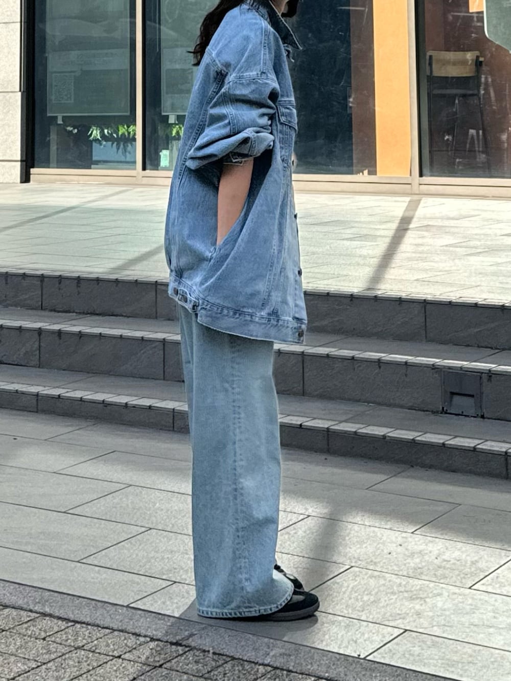 ブルー系のデニムパンツ、ブラック系のベスト、ホワイト系のTシャツ/カットソーを着用したレディースの冬コーディネートの7枚目の写真