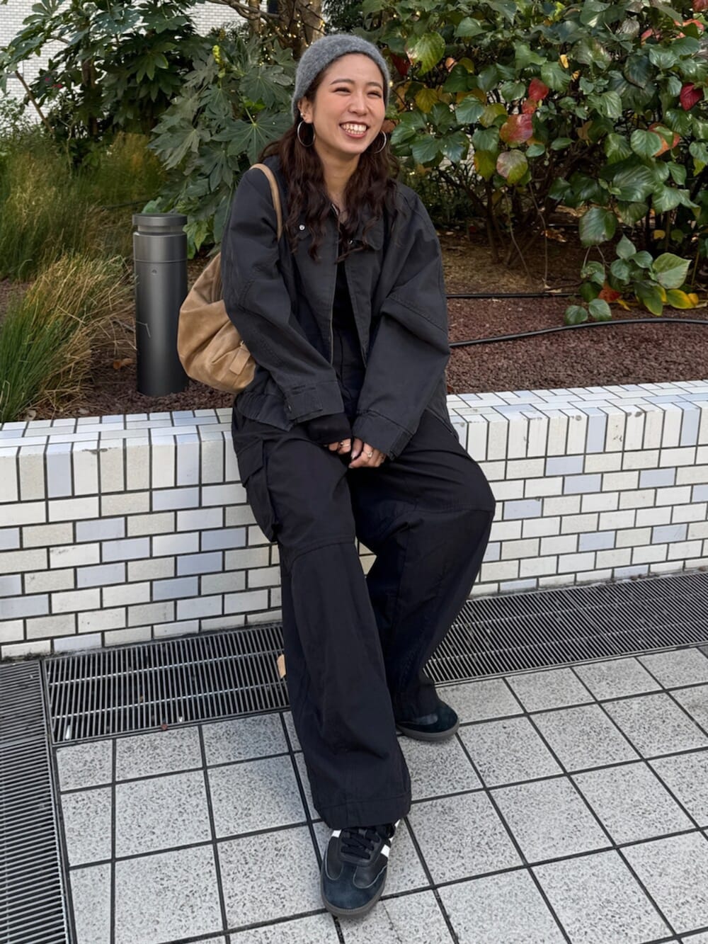 ブラック系のその他パンツ、グレー系のブルゾンを着用したレディースの冬コーディネートの10枚目の写真