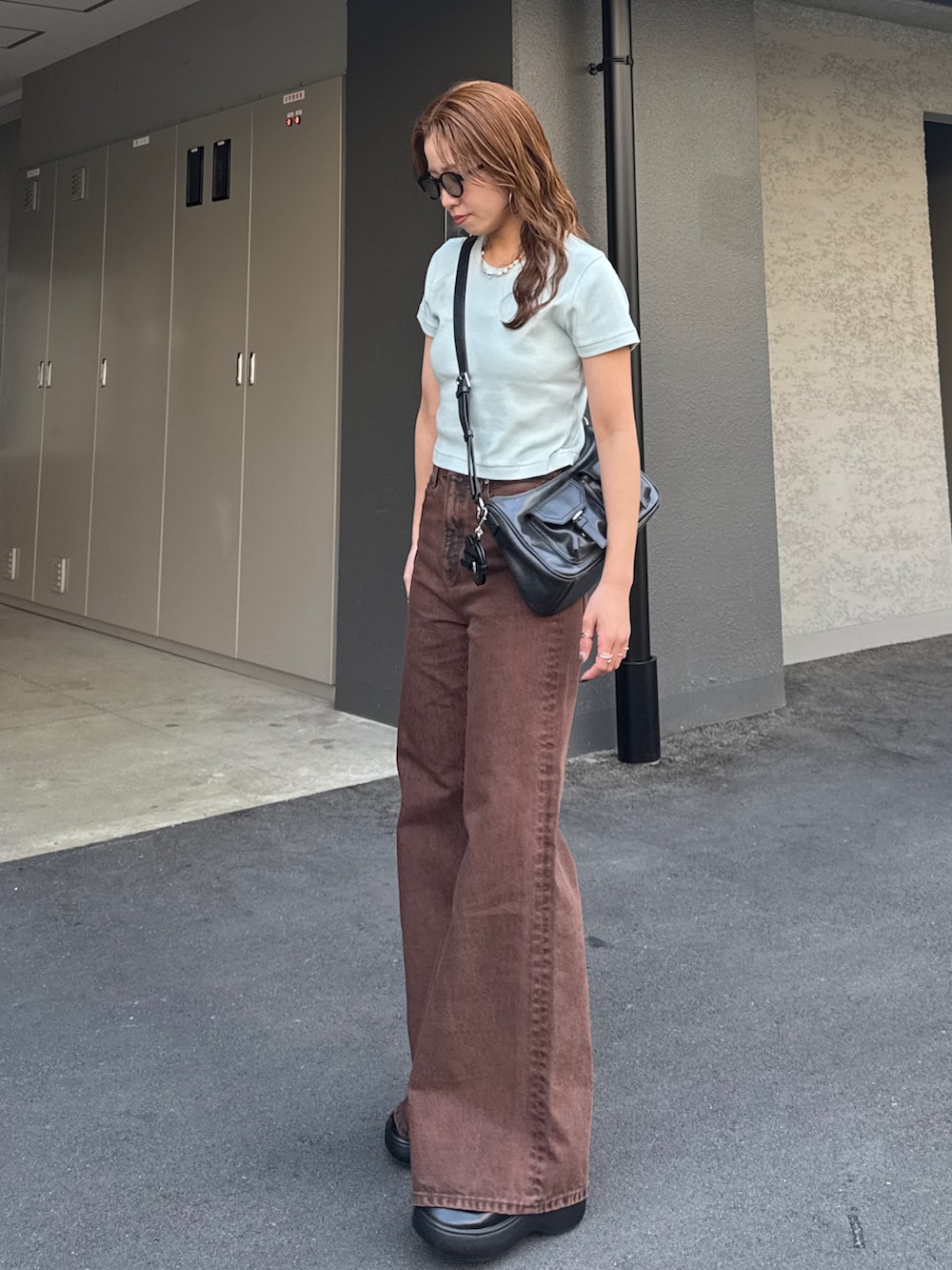 ブラウン系のデニムパンツ、ブルー系のTシャツ/カットソーを着用したレディースの春コーディネートの5枚目の写真