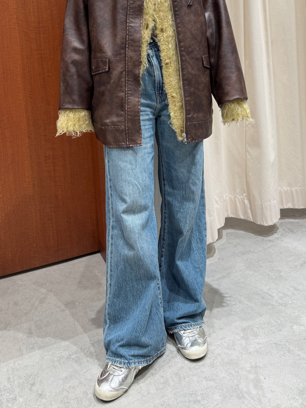 ブルー系のデニムパンツ、イエロー系のカーディガン/ボレロ、ブラウン系のブルゾンを着用したレディースの秋コーディネートの7枚目の写真