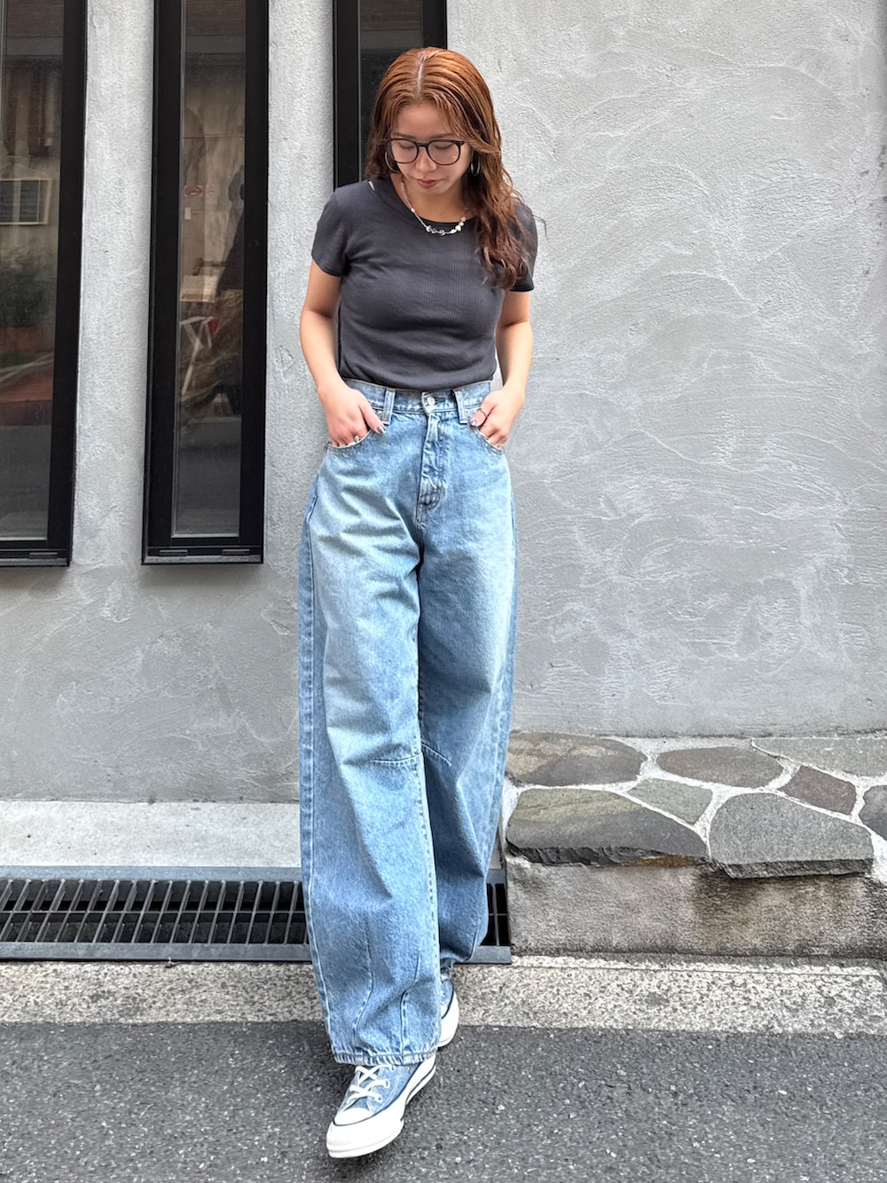 ブルー系のデニムパンツ、ブルー系のスニーカー、グレー系のTシャツ/カットソーを着用したレディースの春コーディネートの3枚目の写真