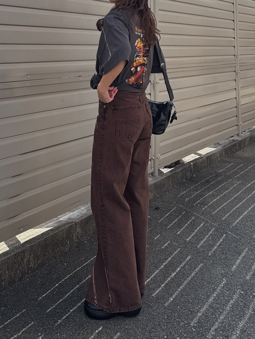 ブラウン系のデニムパンツ、グレー系のTシャツ/カットソーを着用したレディースの春コーディネートの2枚目の写真