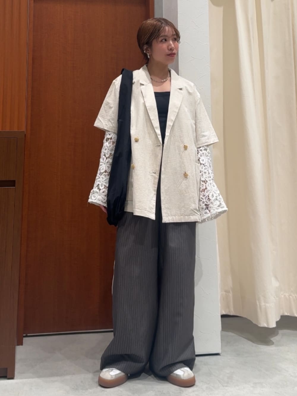 ホワイト系のシャツ/ブラウス、ホワイト系のシャツ/ブラウス、グレー系のその他パンツを着用したレディースの春コーディネートの8枚目の写真