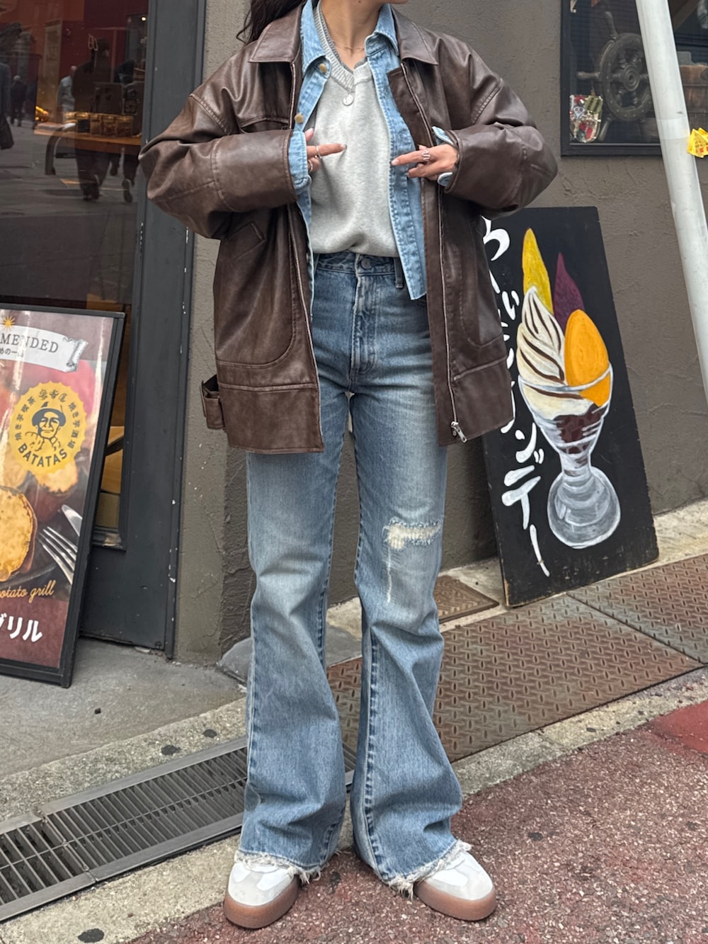 ブルー系のデニムパンツ、ブラウン系のブルゾン、ブルー系のシャツ/ブラウスを着用したレディースの冬コーディネートの2枚目の写真