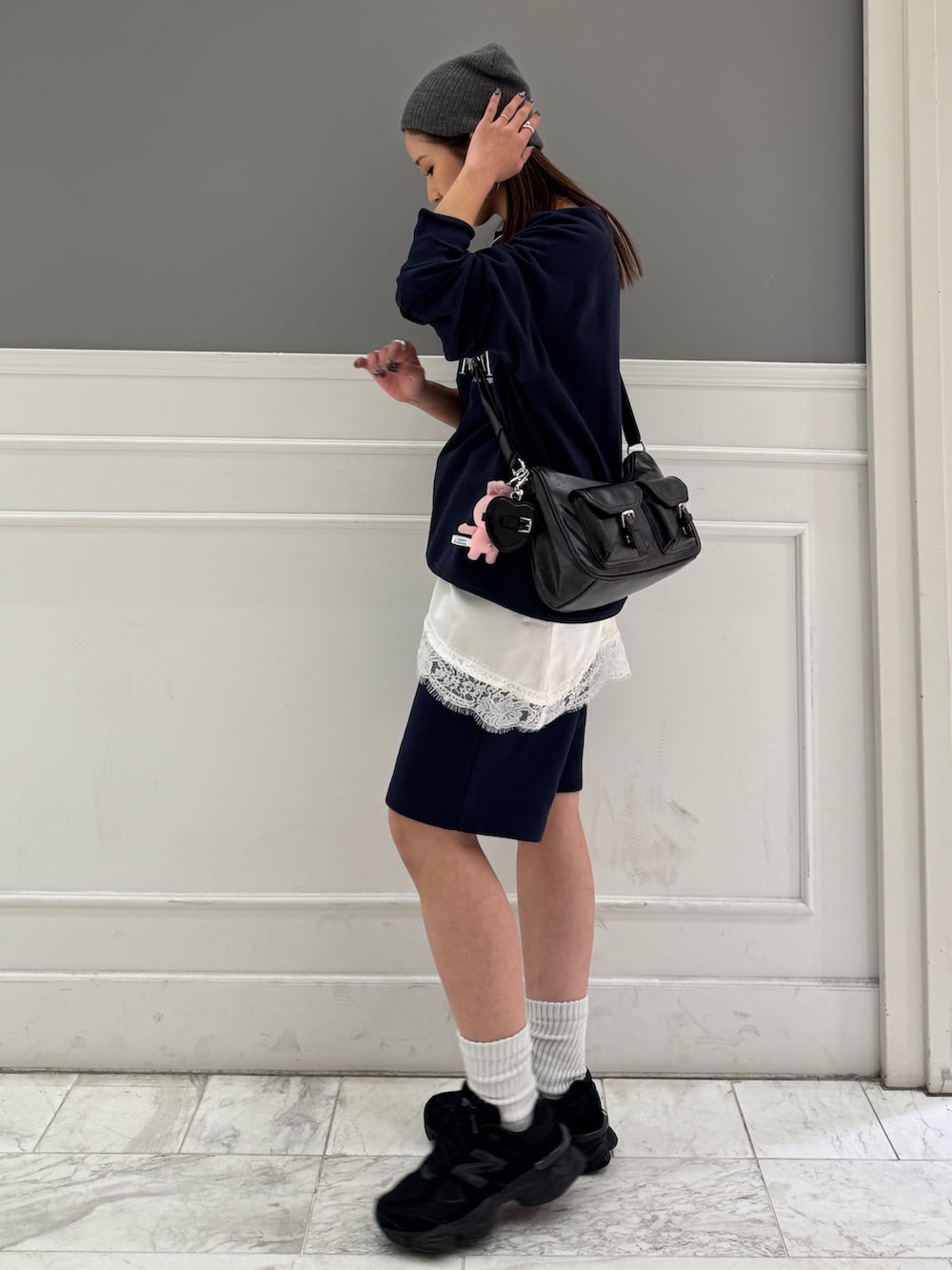 ブルー系のスウェット、ブルー系のスウェットパンツ、ホワイト系のキャミソールを着用したレディースの冬コーディネートの6枚目の写真