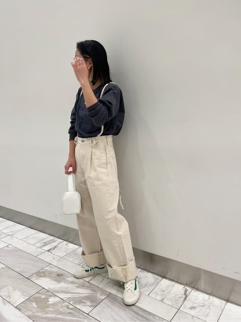 ホワイト系のデニムパンツ、グレー系のTシャツ/カットソーを着用したレディースの冬コーディネートの3枚目の写真