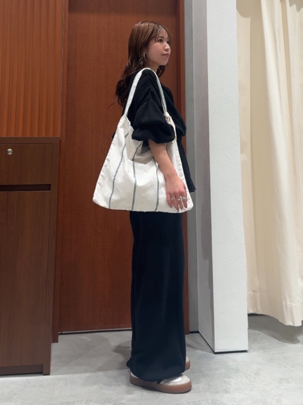 ブラック系のスウェットパンツ、ブラック系のシャツ/ブラウス、グレー系のタンクトップを着用したレディースの春コーディネートの5枚目の写真