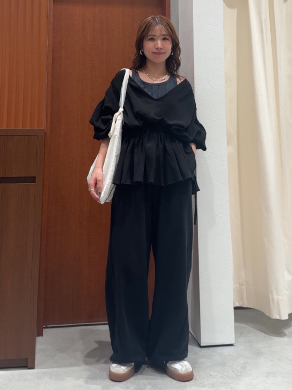 ブラック系のスウェットパンツ、ブラック系のシャツ/ブラウス、グレー系のタンクトップを着用したレディースの春コーディネートの7枚目の写真