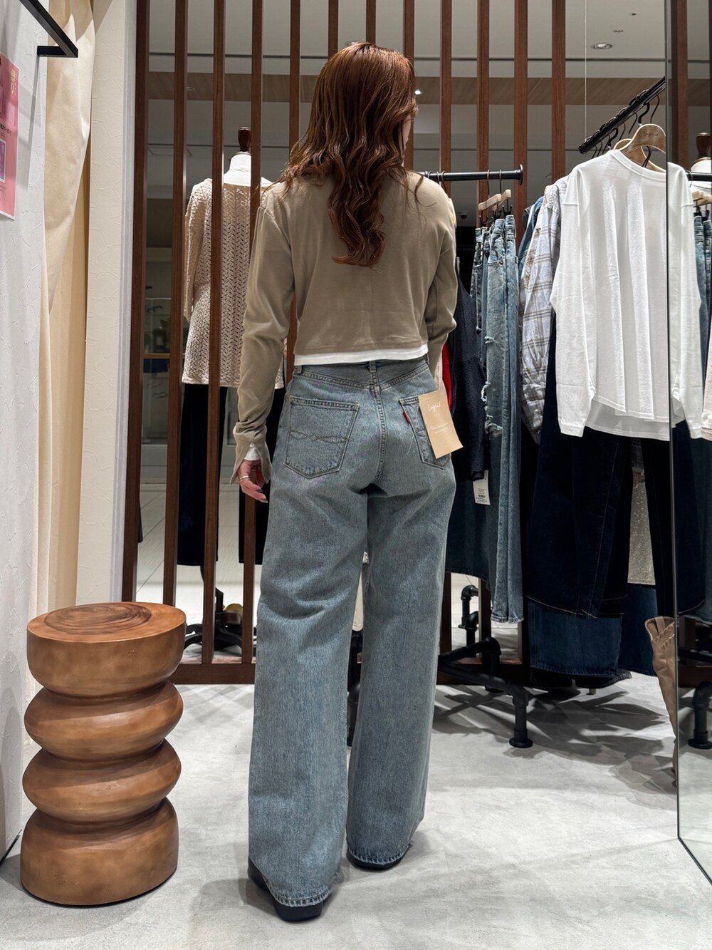ブルー系のデニムパンツ、ベージュ系のTシャツ/カットソーを着用したレディースの春コーディネートの4枚目の写真