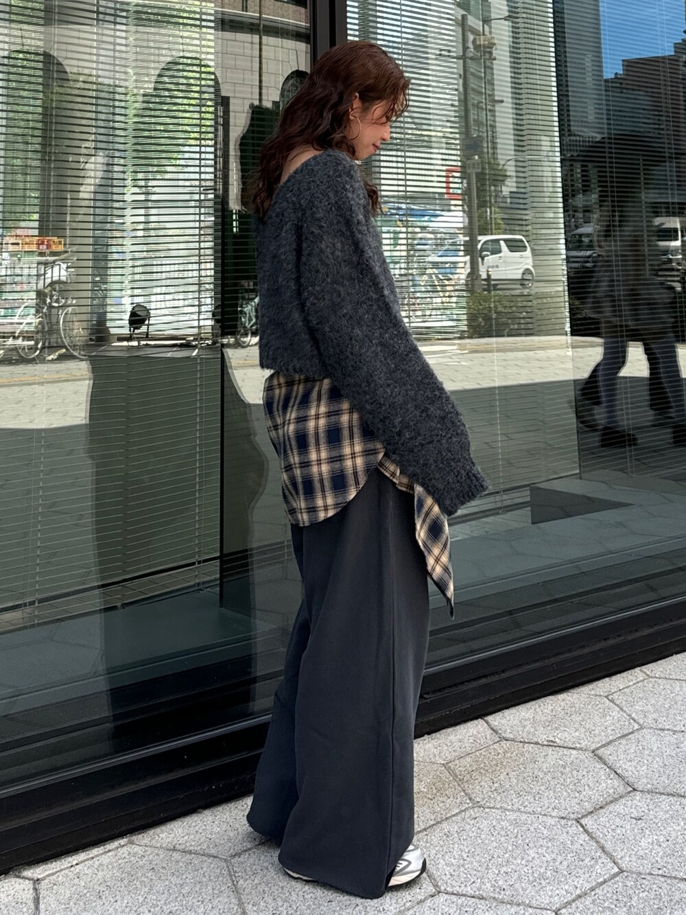 グレー系のスウェットパンツ、ブルー系のシャツ/ブラウス、グレー系のニット/セーターを着用したレディースの秋コーディネートの6枚目の写真