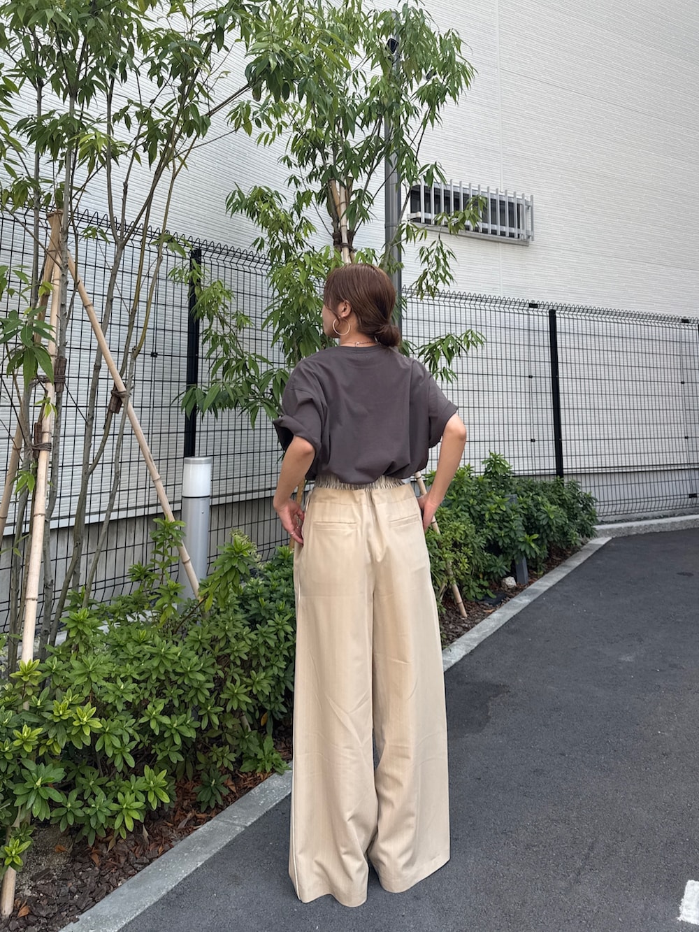ベージュ系のその他パンツ、グレー系のTシャツ/カットソー、ブラック系のパンプスを着用したレディースの春コーディネートの8枚目の写真