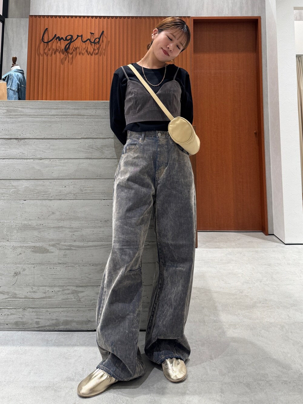 ベージュ系のデニムパンツ、ブラック系のTシャツ/カットソー、グレー系のキャミソールを着用したレディースの夏コーディネートの6枚目の写真