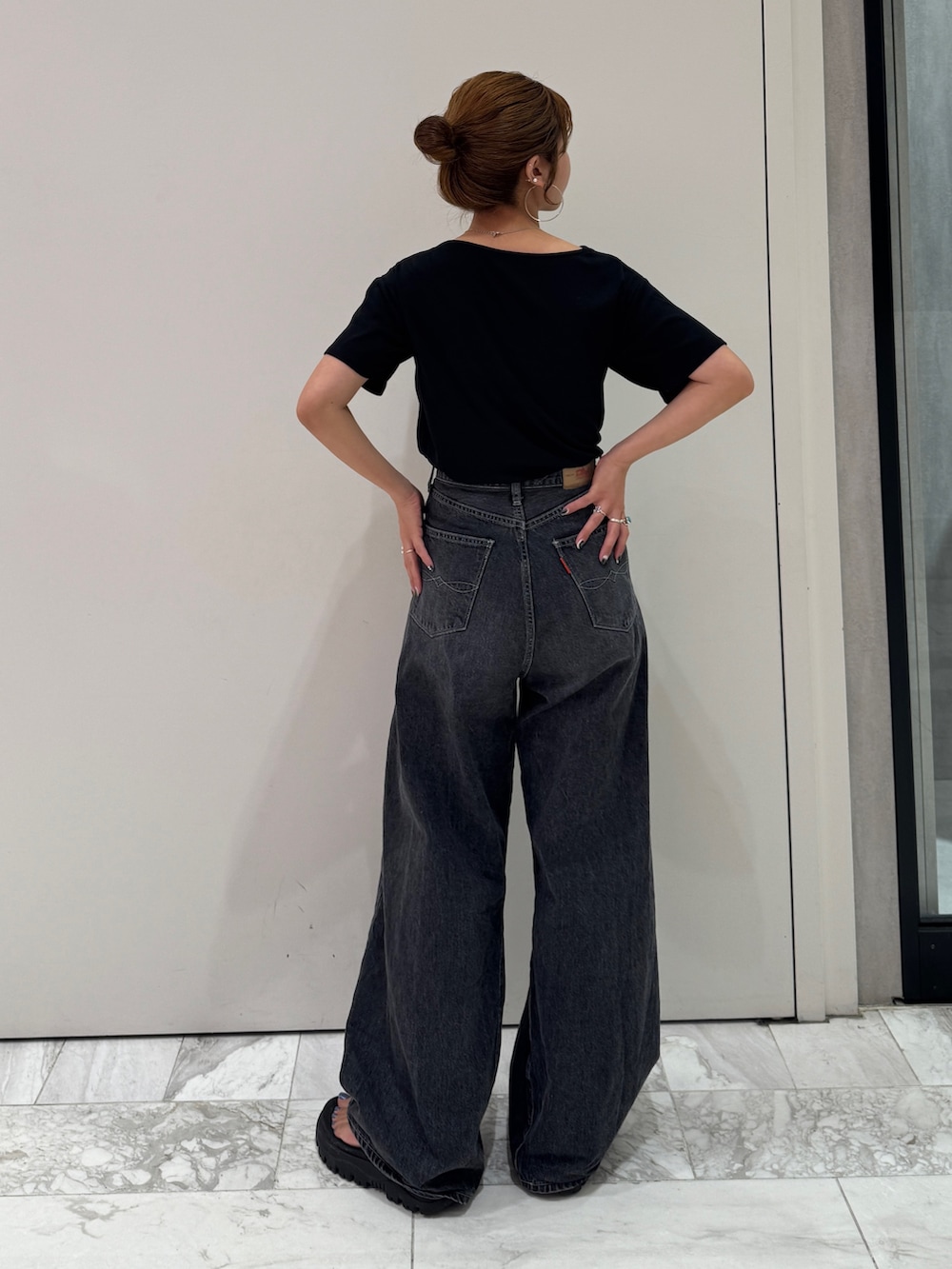 ブラック系のデニムパンツ、ブラック系のTシャツ/カットソーを着用したレディースの夏コーディネートの5枚目の写真