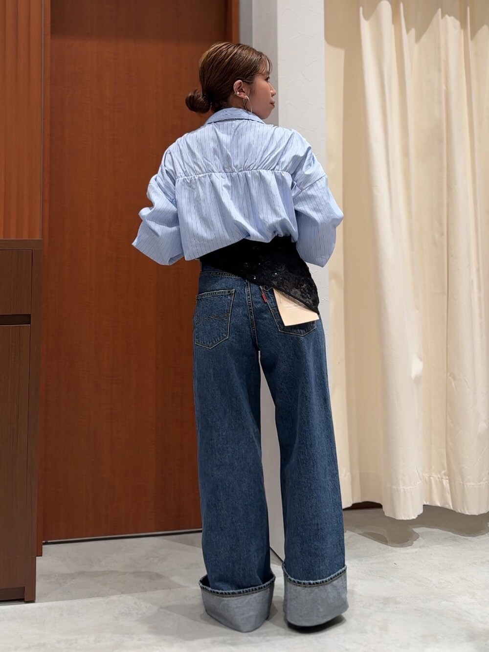 ブルー系のデニムパンツ、ブルー系のシャツ/ブラウス、ブラック系のローファーを着用したレディースの春コーディネートの5枚目の写真