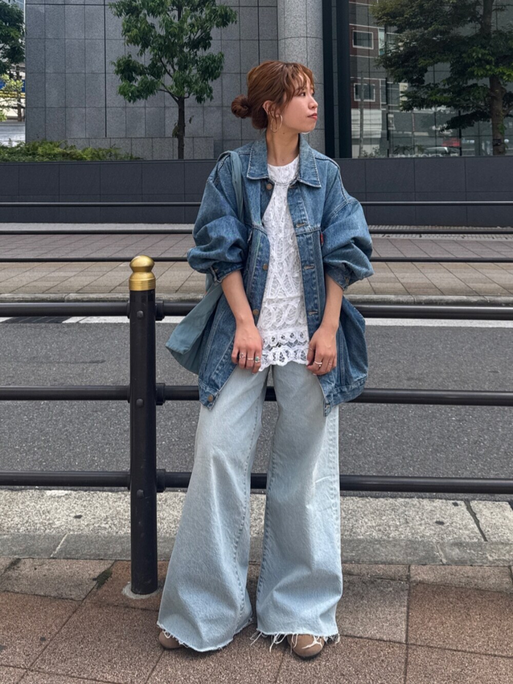 ホワイト系のシャツ/ブラウス、ブルー系のデニムパンツ、ブルー系のトートバッグを着用したレディースの夏コーディネートの8枚目の写真