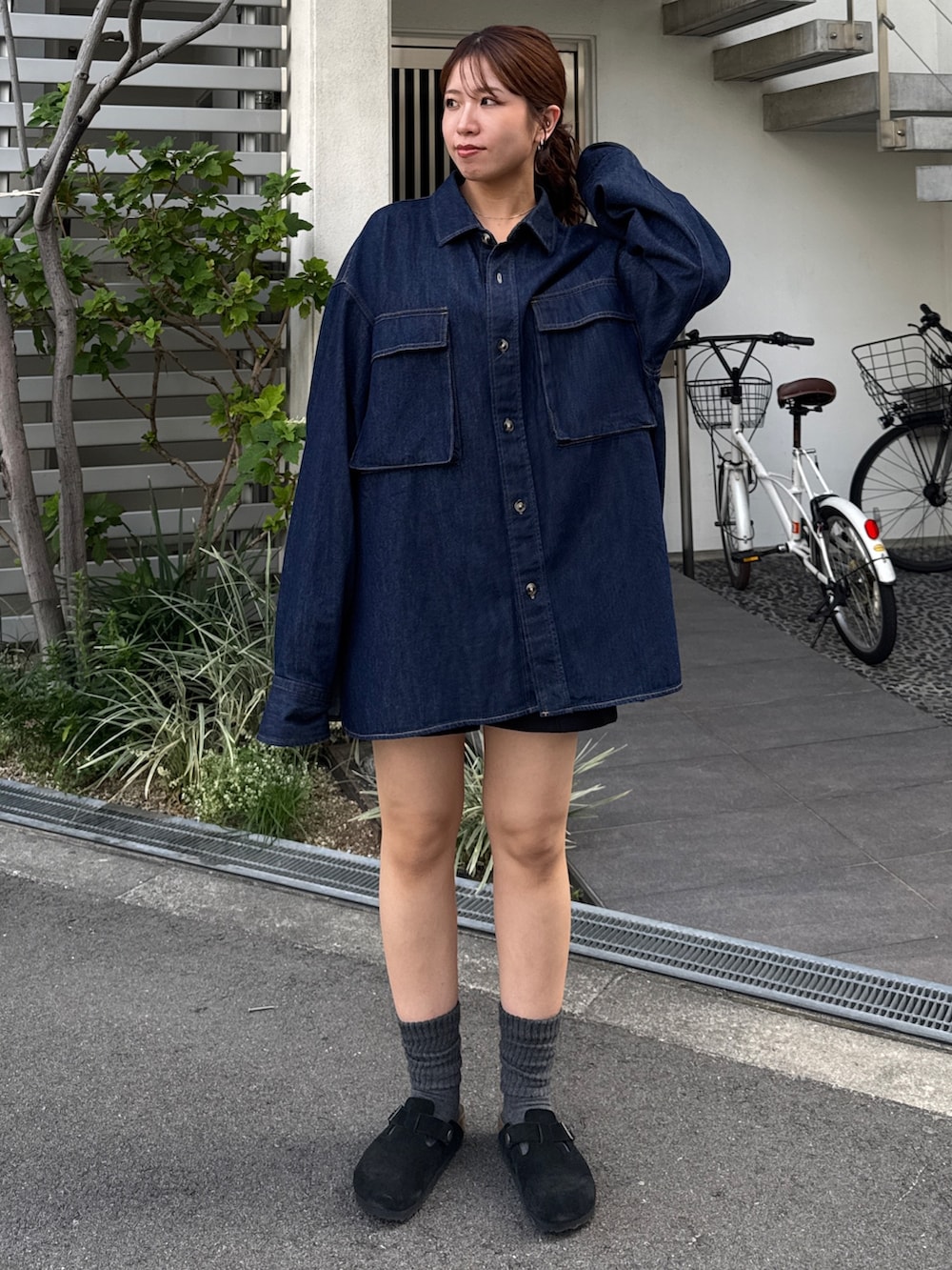 ブルー系のシャツ/ブラウスを着用したレディースの秋コーディネートの2枚目の写真