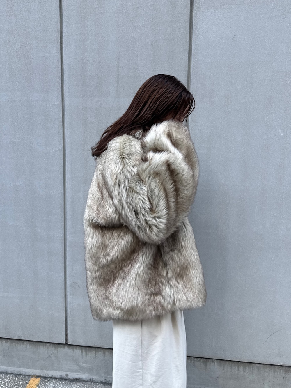 ベージュ系のダウンジャケット/コート、ホワイト系のその他パンツを着用したレディースの秋コーディネートの9枚目の写真