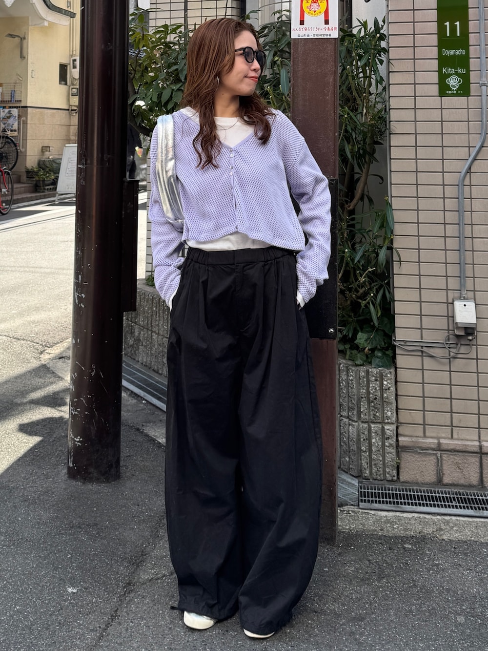 ブラック系のその他パンツ、パープル系のカーディガン/ボレロ、ホワイト系のTシャツ/カットソーを着用したレディースの春コーディネートの6枚目の写真