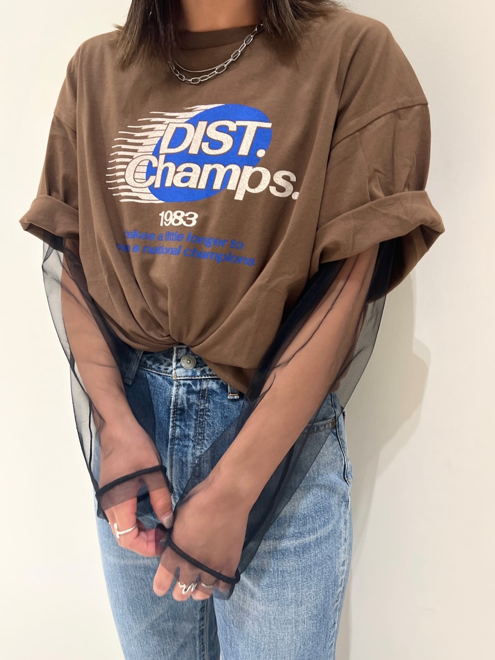 ブラウン系のTシャツ/カットソー、ブラック系のTシャツ/カットソー、ブルー系のデニムパンツを着用したレディースの夏コーディネートの9枚目の写真