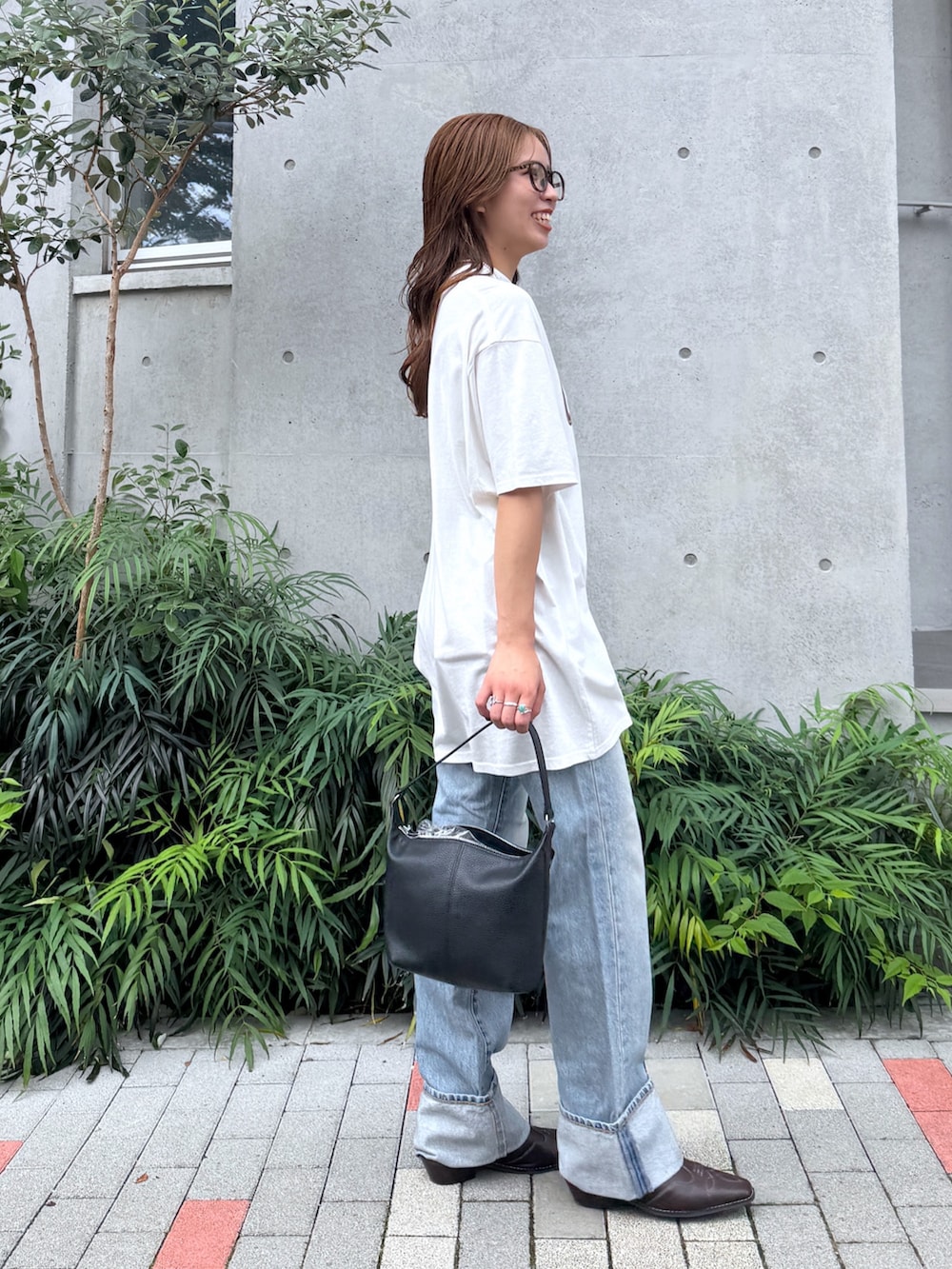ホワイト系のTシャツ/カットソー、ブルー系のデニムパンツ、ブラウン系のその他シューズを着用したレディースの夏コーディネートの2枚目の写真